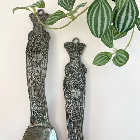 Stunning Pair Of Vintage Hammered Pewter Fish Serving Utensils - Picture 5 of 10